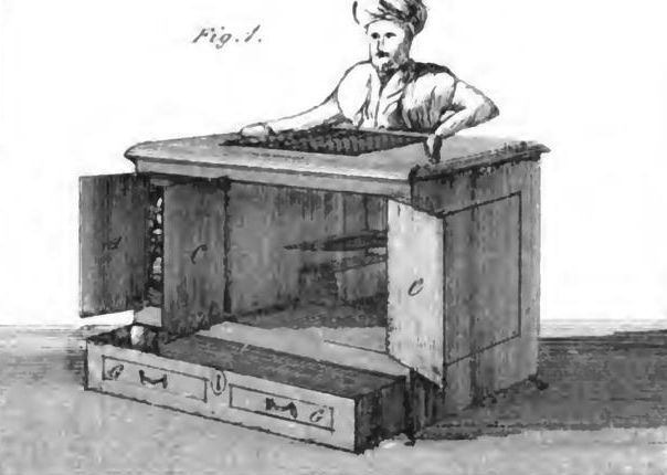 Planche de 1821 : l'automate joueur d'échecs de Kempelen, portes du meuble ouvertes pour montrer son mécanisme.