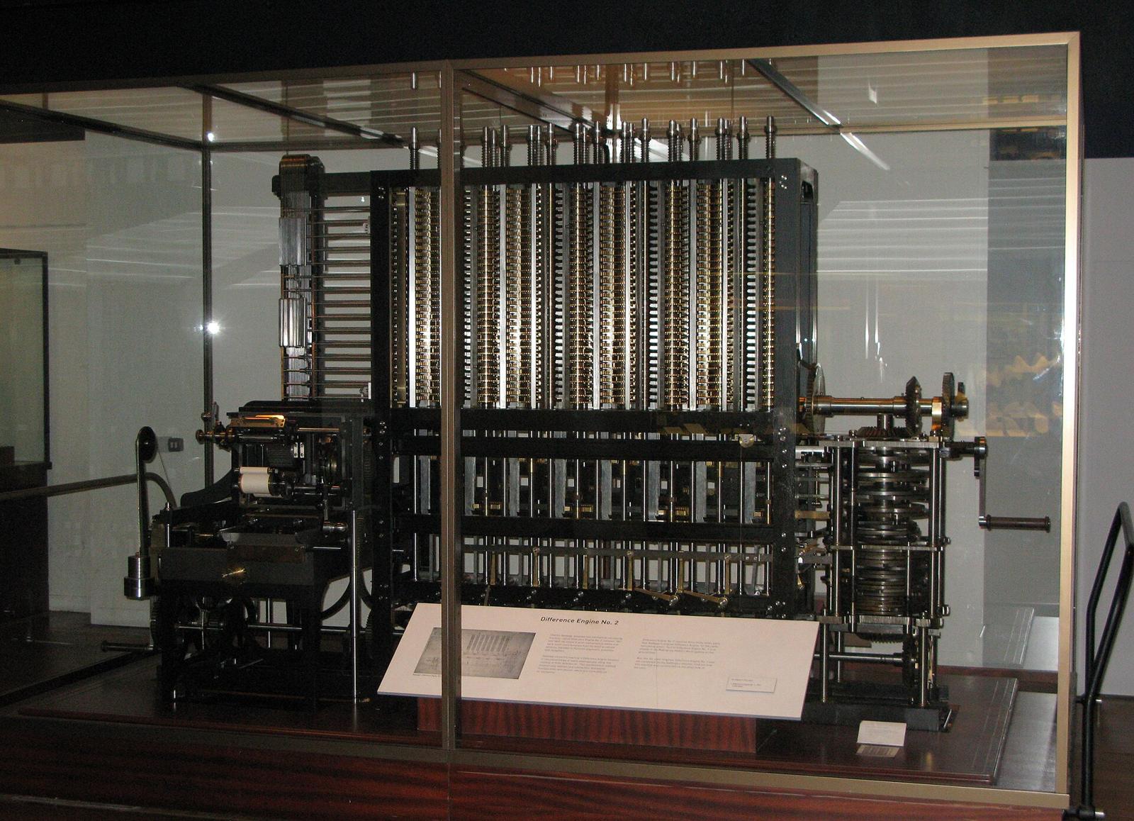 La machine à différences n° 2 de Charles Babbage, reconstruite et exposée sous vitrine : des colonnes de roues dentées en laiton.
