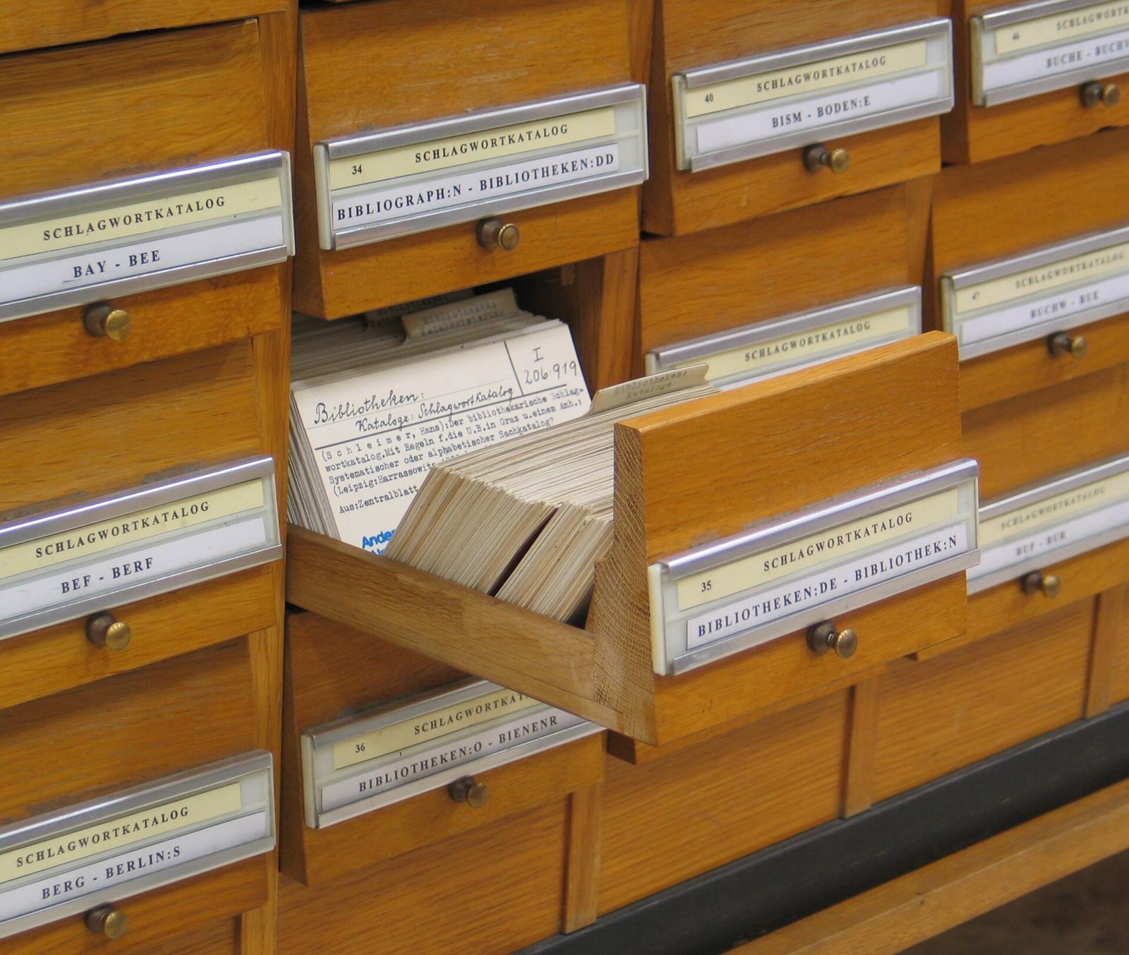 Les tiroirs du catalogue matières de la bibliothèque universitaire de Graz, l’un d’eux ouvert sur ses fiches.