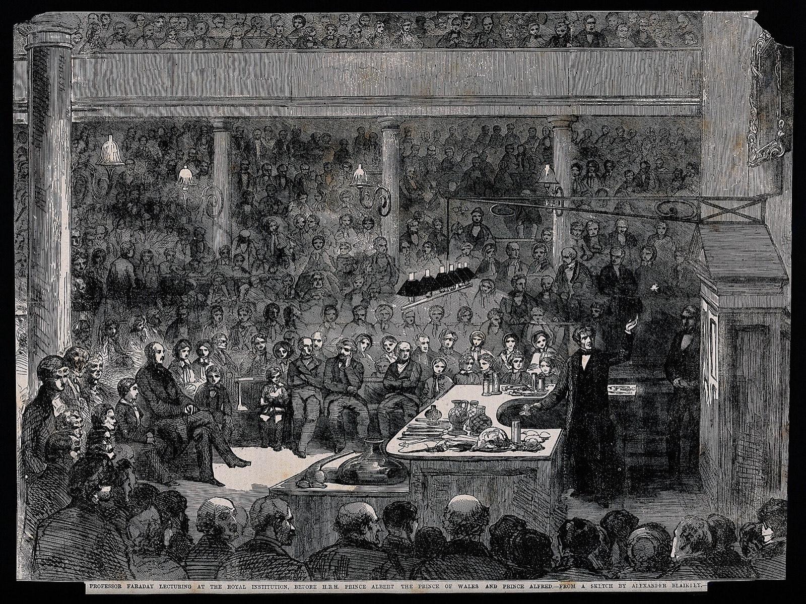Gravure de 1856 : Michael Faraday donne une conférence publique à la Royal Institution devant un amphithéâtre comble.