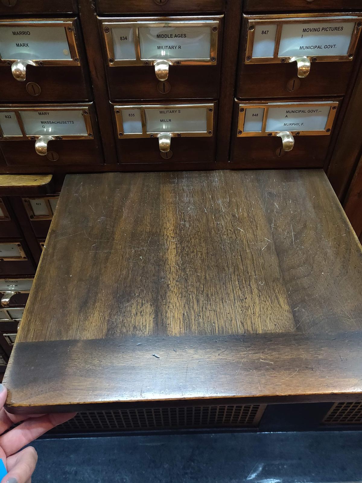 Les tiroirs d’un fichier de bibliothèque en bois, étiquetés.