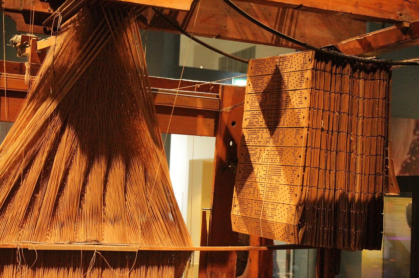 Un métier Jacquard au musée national d'Écosse : la chaîne de cartes perforées qui commande le tissage.