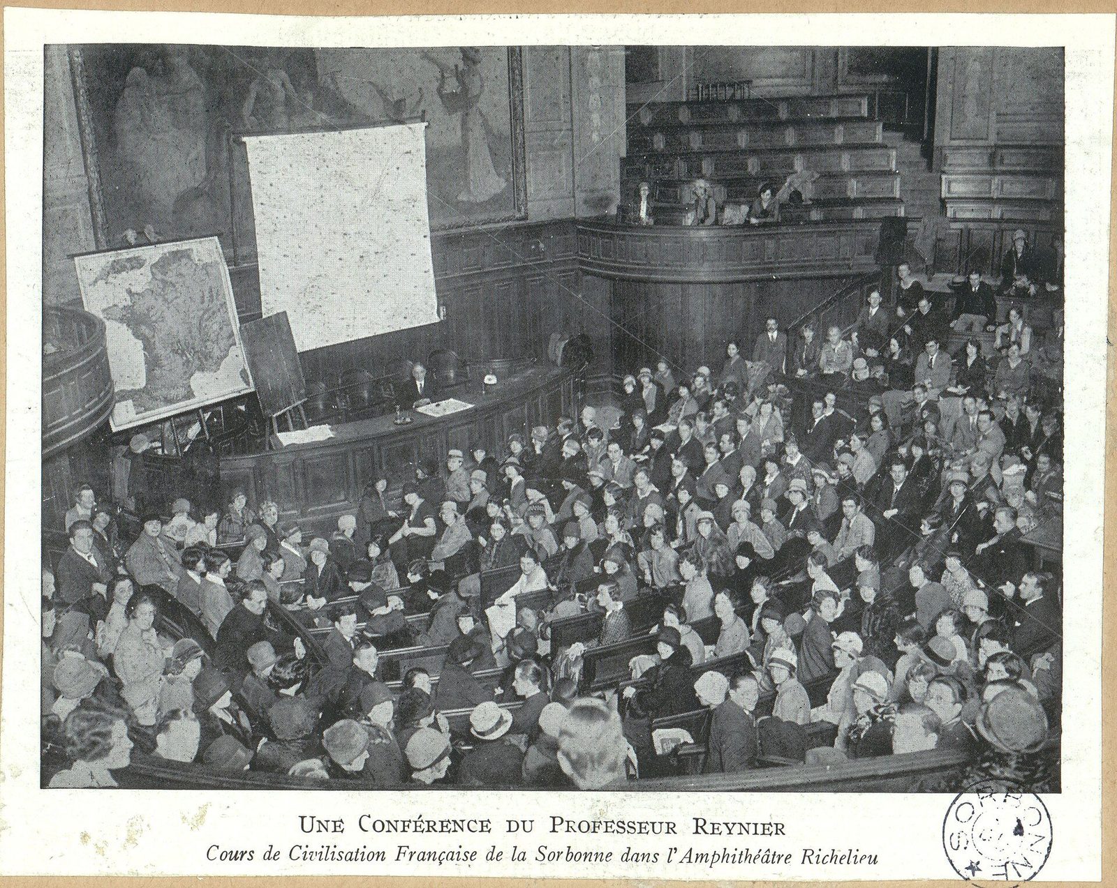 Carte postale du début du XXᵉ siècle : une conférence du professeur Reynier dans l'amphithéâtre Richelieu de la Sorbonne, salle comble.