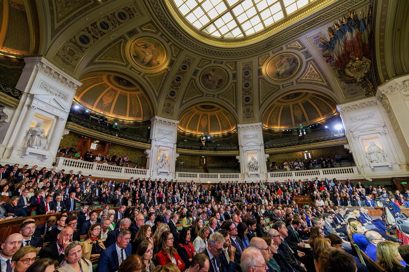 Le grand amphithéâtre de la Sorbonne plein, lors d’une rencontre scientifique en 2025.