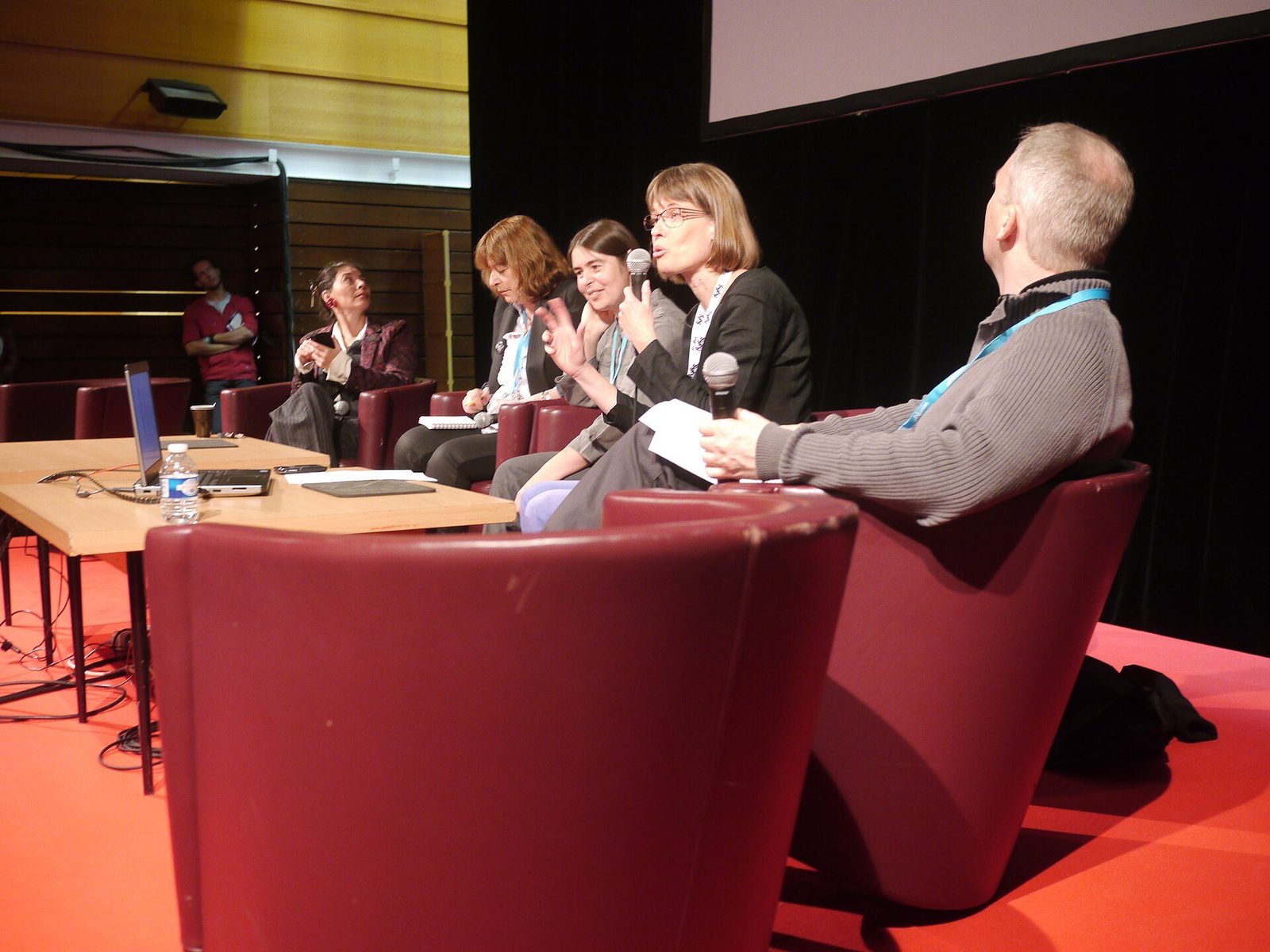 Une table ronde en 2014 : quatre intervenantes et un modérateur échangent sur scène, micros en main.