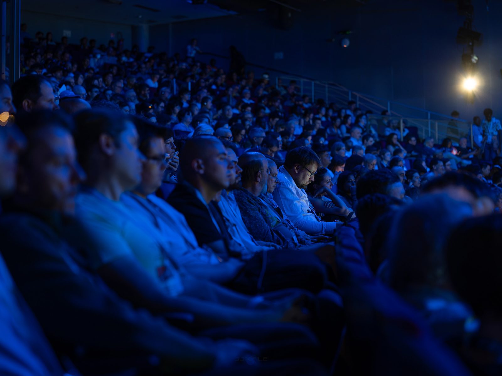 Le public de Wikimania 2026, à Paris : un auditorium comble, dans la pénombre, attentif à la scène.